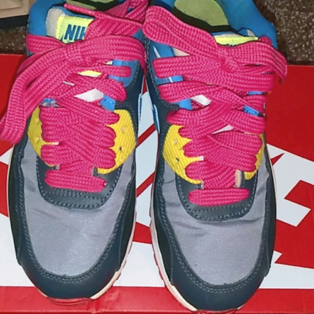 Air max 90. Size 5y or 7w